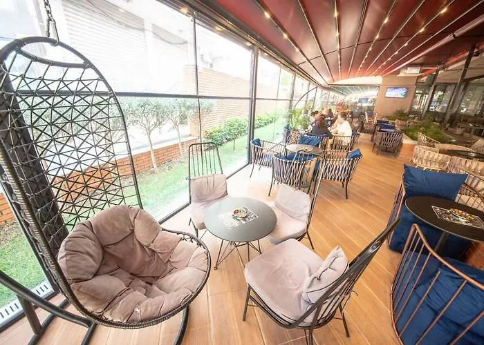 Center ホテル ティラナ